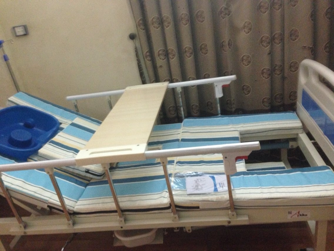 Giường bệnh nhân 4 tay quay Akiko A85-09 có đầy đủ chức năng chăm sóc bệnh nhân