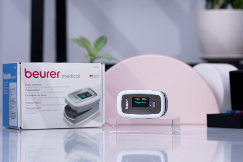 Máy đo nồng độ oxy và nhịp tim Beurer P030 tích hợp màn hình LCD hiển thị đầy đủ thông tin