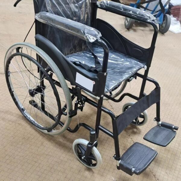 Xe lăn tay có phanh Hadimed BME 4611 được làm từ vật liệu thép với lớp sơn tĩnh điện bóng đẹp, bền màu