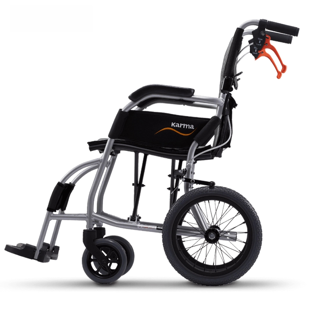 Xe lăn tay Karma Ergo Lite cho phép người dùng có thể tiến sát vào bàn ăn, bàn làm việc