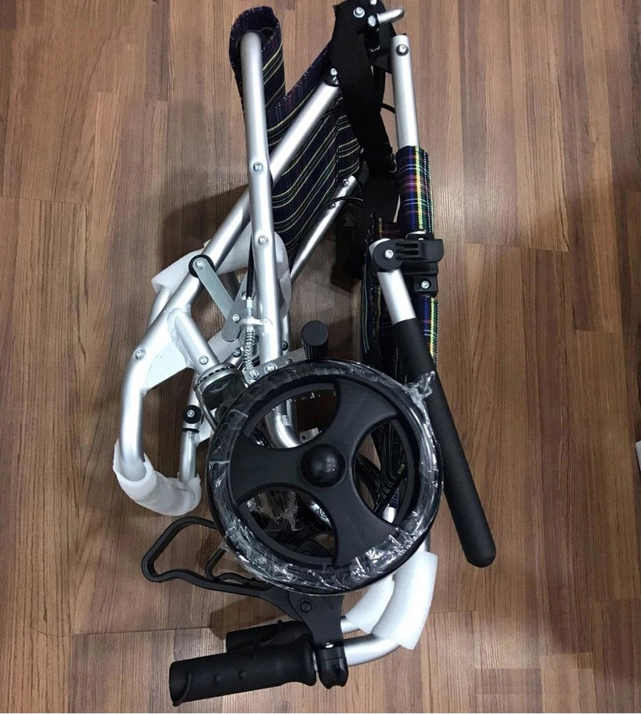 Xe lăn du lịch Lucass X12 có thể gấp gọn khi không sử dụng