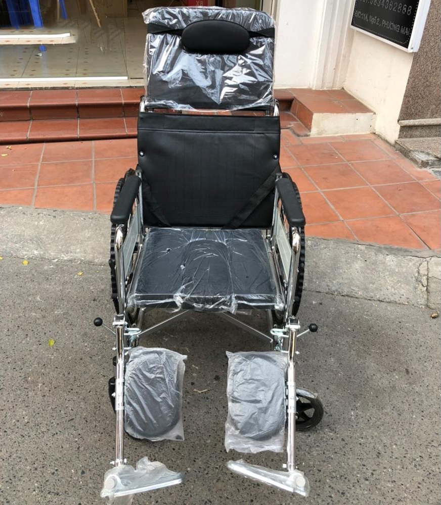 Xe lăn đa năng có bô Natrita LX300 có thể thành giường nằm nghỉ ngơi linh động.