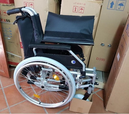 Xe lăn Bỉ VERMEIREN JAZZ S50 nêm và chắn bên có thể tháo rời.