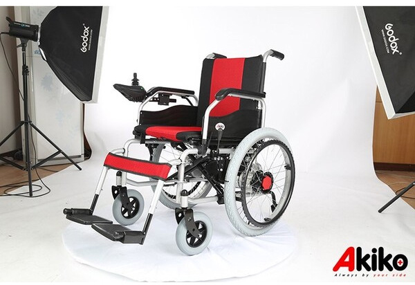 Xe lăn điện Akiko A97 có chức năng nâng chân, với thiết kế phanh tay và bộ chống trượt