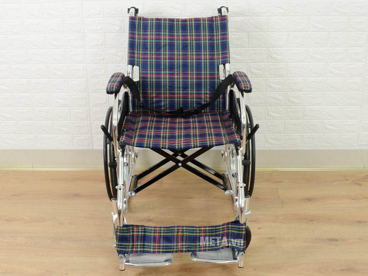 Xe lăn siêu nhẹ Lucass X63 có thể gấp gọn tiện lợi, và di chuyển trong mọi không gian