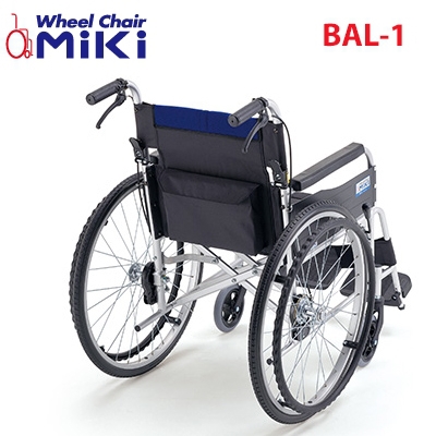 Xe lăn cao cấp MIKI BAL-1 hai bánh trước có thể xoay 360 độ giúp xe di chuyển linh hoạt hơn