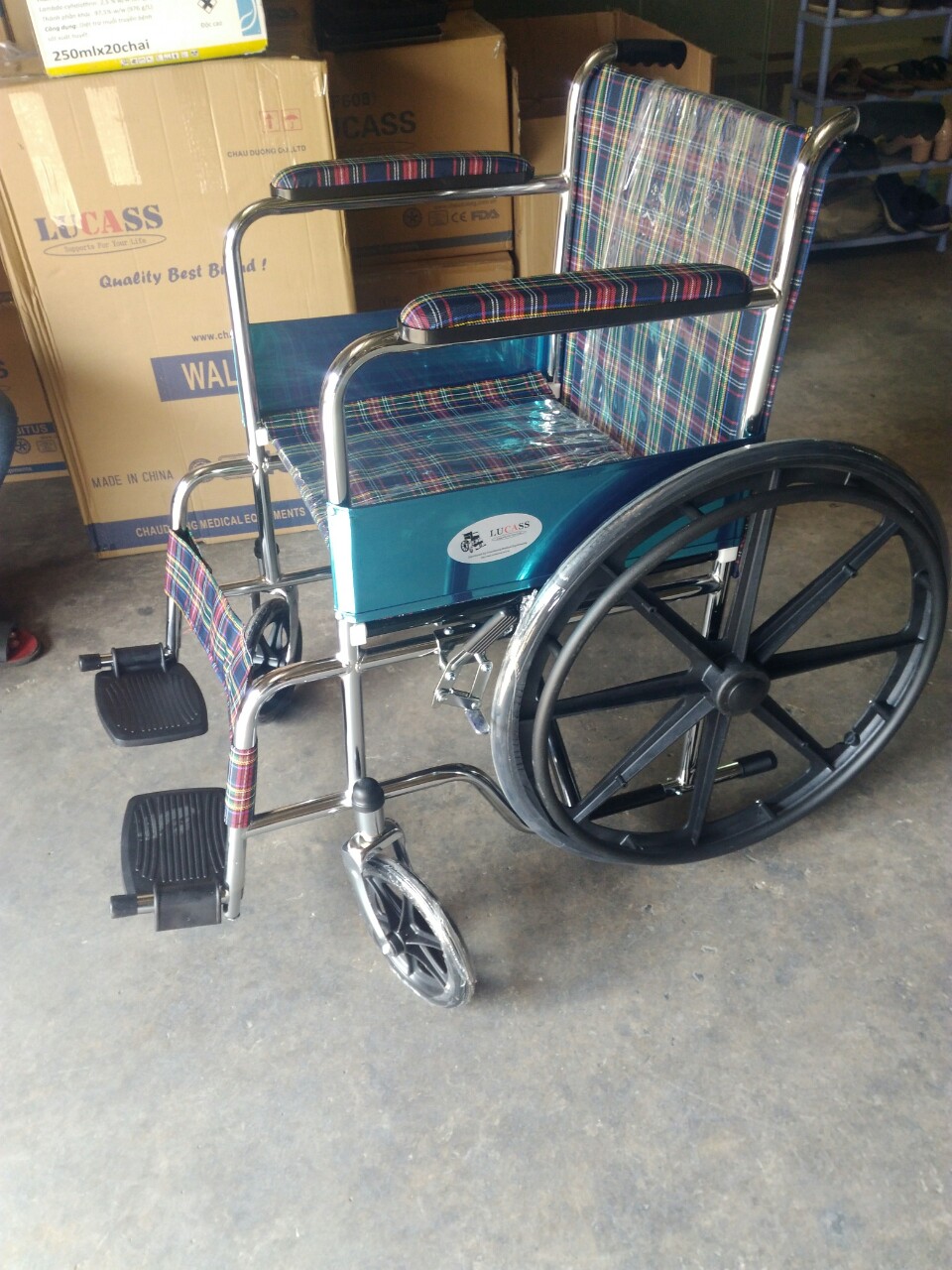 Xe lăn có kích thước khá nhỏ gọn dễ dàng di chuyển ngay cả trong thang máy công cộng
