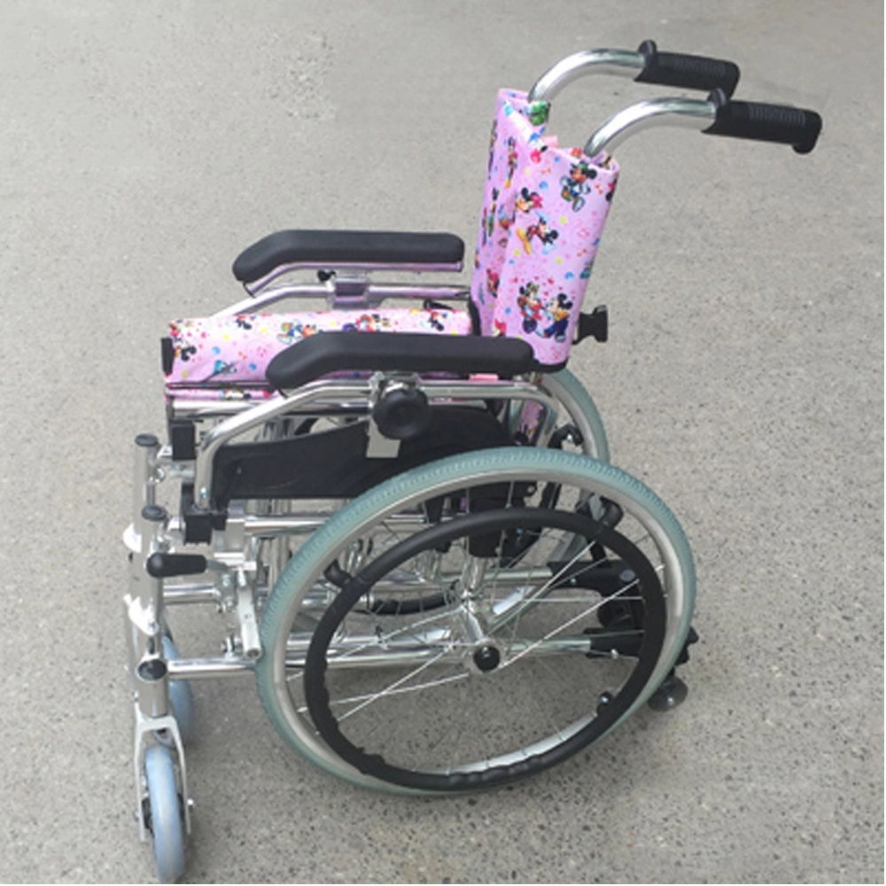 Xe lăn trẻ em Lucass X98L phần khung xe làm từ hợp kim nhôm có trọng lượng tương đối nhẹ.
