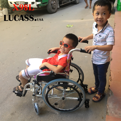 Xe lăn trẻ em Lucass X98L được thiết kế đạt tiêu chuẩn và đảm bảo an toàn, tiện lợi cho người dùng