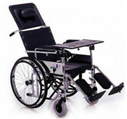 Xe lăn đa năng cao cấp YUWELL H008B có thiết kế bô vệ sinh tiện lợi.