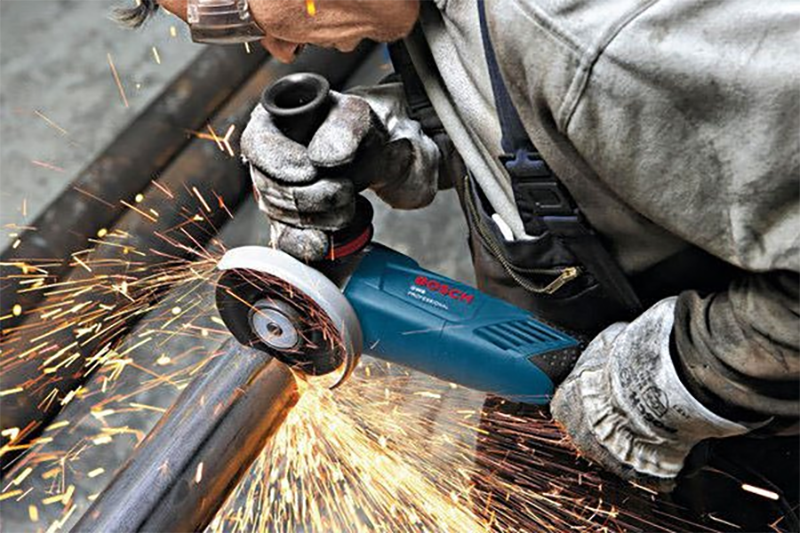 Cần sử dụng máy cắt sắt cầm tay đúng cách để không xảy ra tai nạn