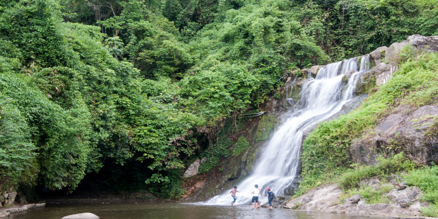 thác nước ở ao vua