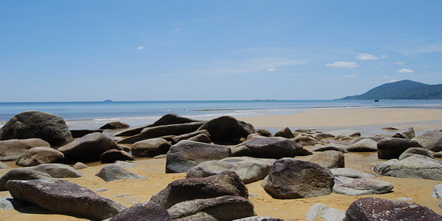 Bãi đá cuối biển Thiên Cầm