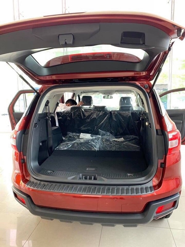 Mua SUV 7 chỗ chạy dịch vụ, chọn Everest Ambiente MT hay Fortuner số sàn? 4 khoang hanh ly ford everest ambiente so san 2019