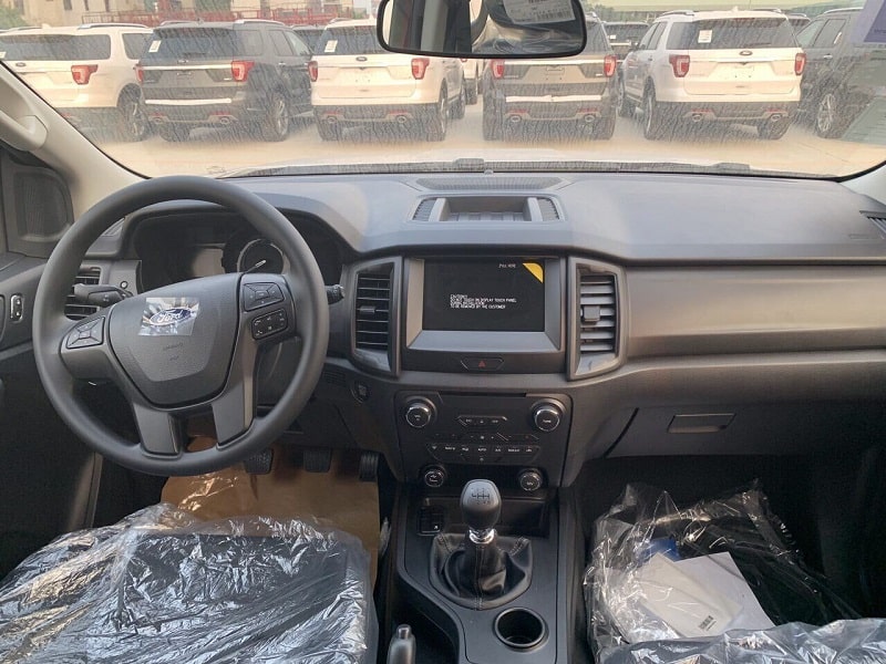 Mua SUV 7 chỗ chạy dịch vụ, chọn Everest Ambiente MT hay Fortuner số sàn? 6 noi that ford everest ambiente so san 2019