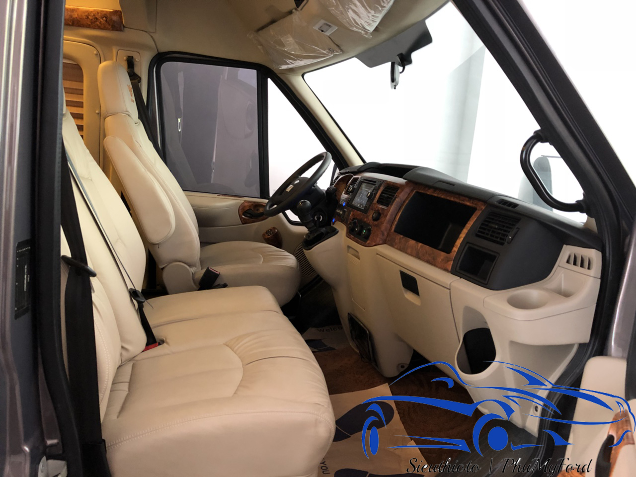 Ford Transit Limousine 10 chỗ: "Chuyên cơ" mặt đất hạng thương gia 6 Transit Limousine 10 chỗ có các chi tiết ốp gỗ sang trọng, đẳng cấp