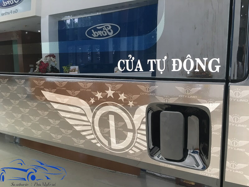 Ford Transit Limousine 10 chỗ: "Chuyên cơ" mặt đất hạng thương gia 4 Transit Limousine 10 chỗ được trang bị cửa tự động hiện đại, tiện nghi