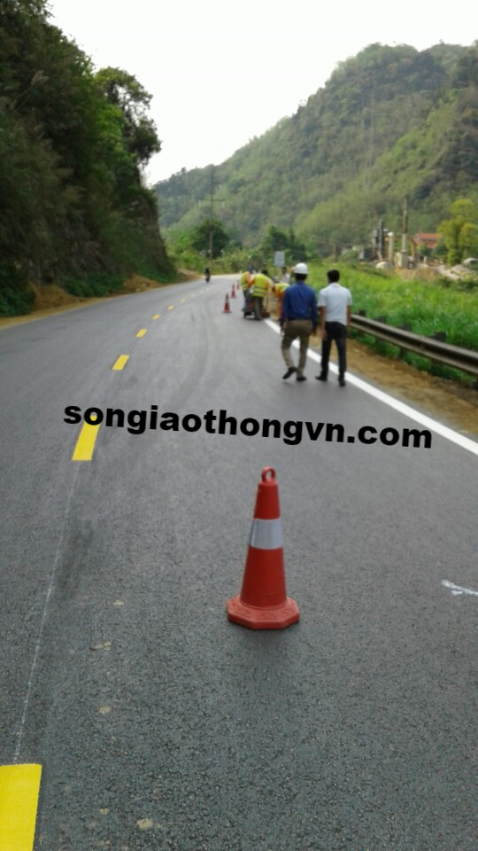 Thi công sơn kẻ đường