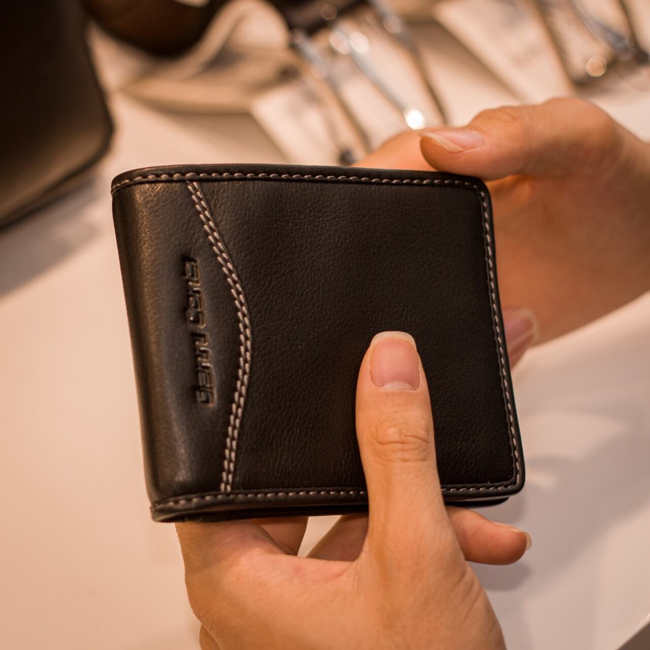 ví da bò màu đen trẻ trung