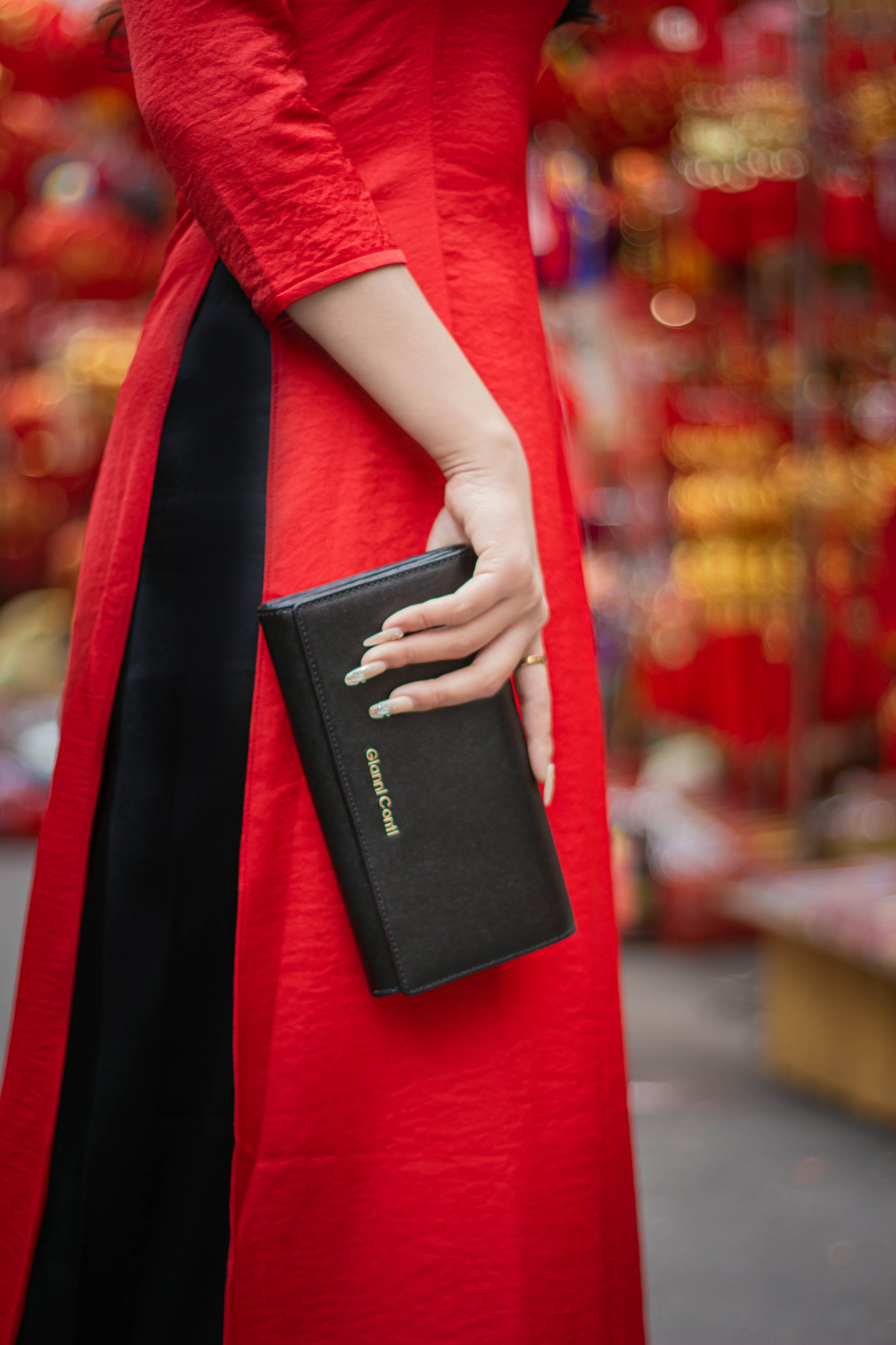 Mặc áo dài ngày tết nên phối túi xách gì