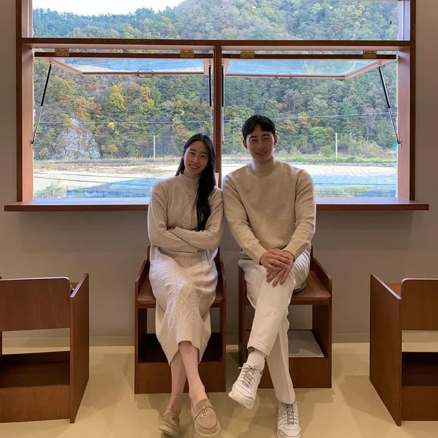 Cặp đôi Hàn gợi ý style lên đồ đi chơi Valentine đơn giản và tôn dáng