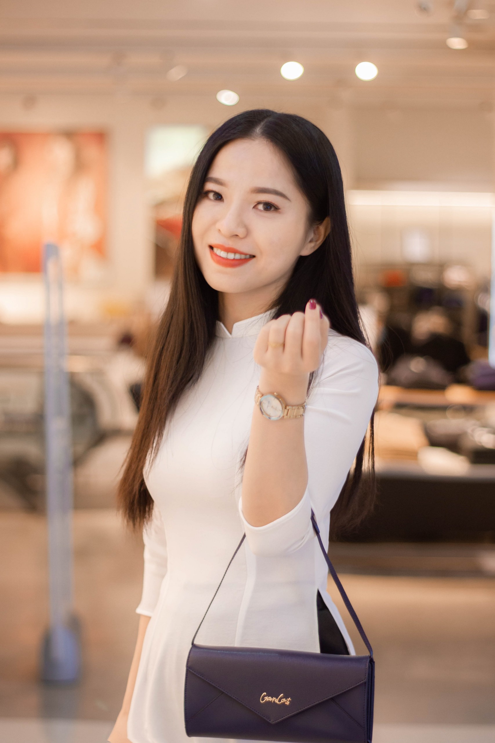 Mạc áo dài trắng phối túi xách gì