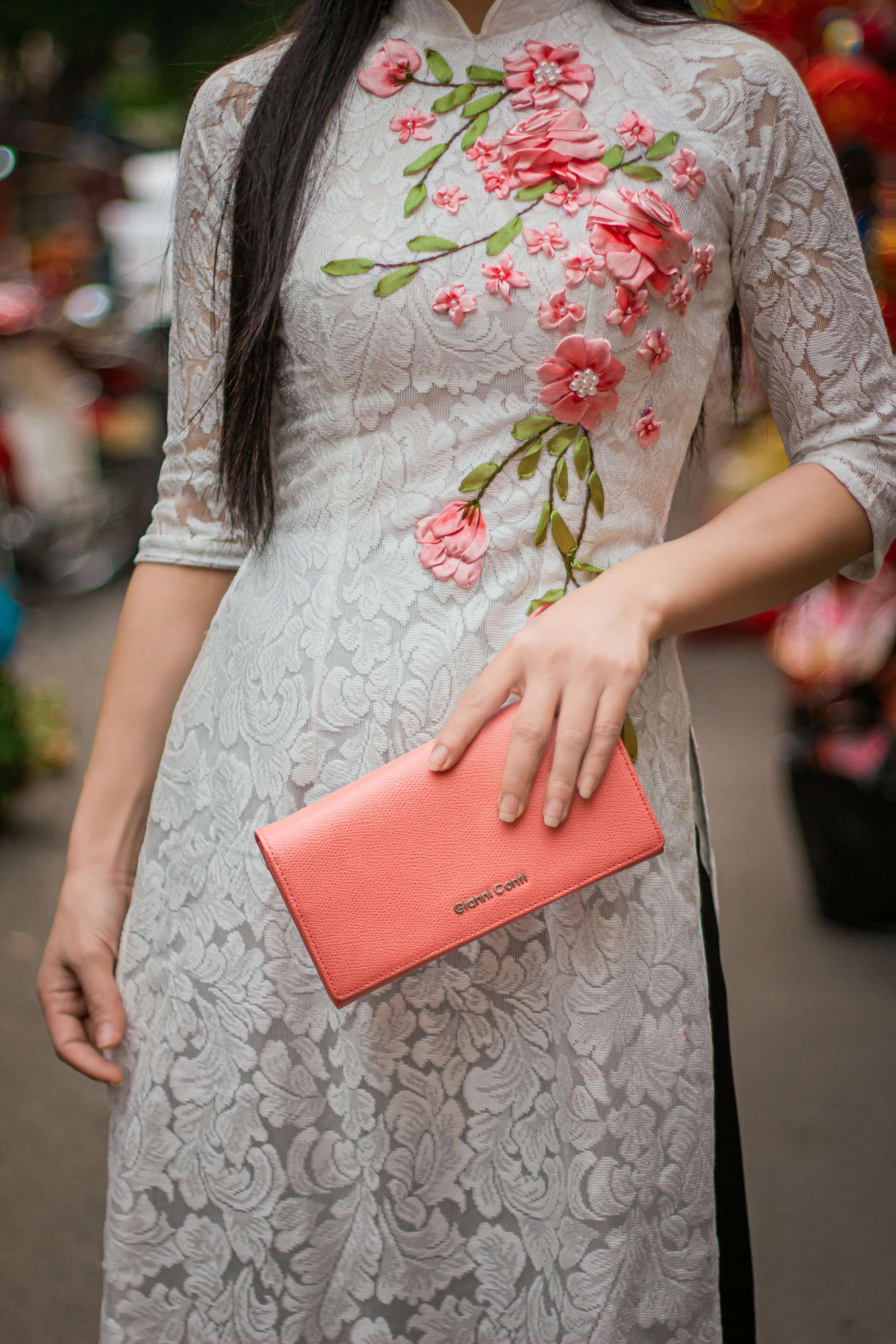 Túi xách phối cùng áo dài tết