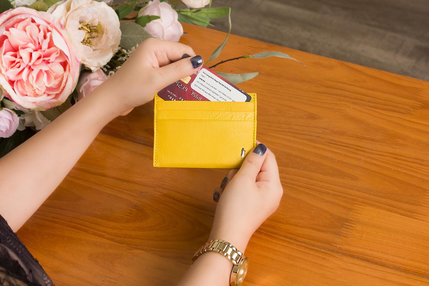 Ví đựng thẻ màu vàng