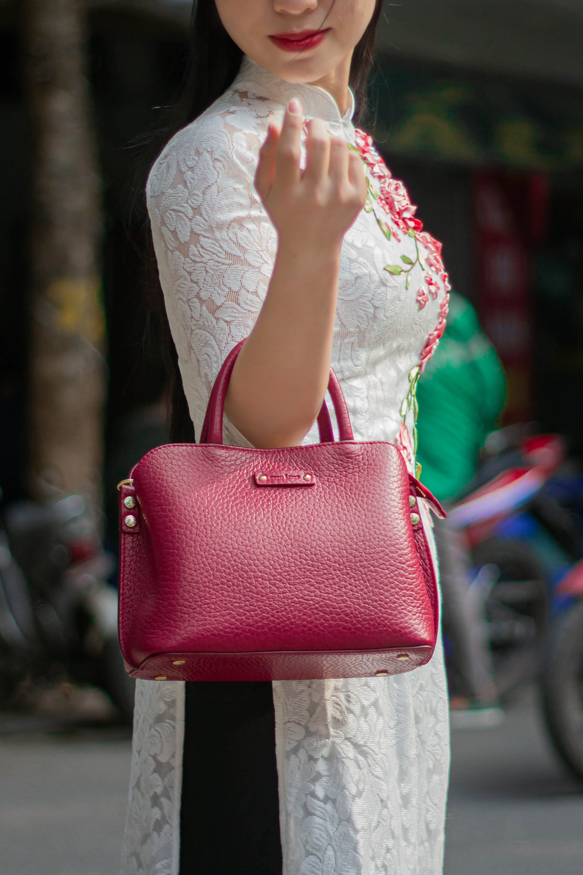 Phối túi xách với áo dài