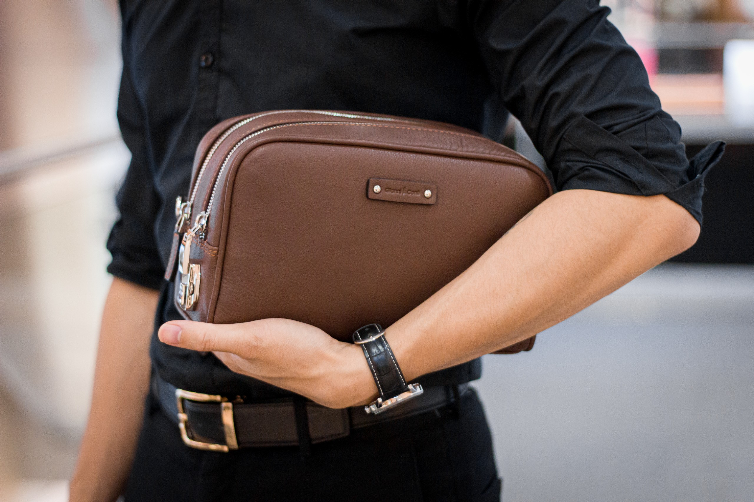 Ví cầm tay có khóa số bảo mật