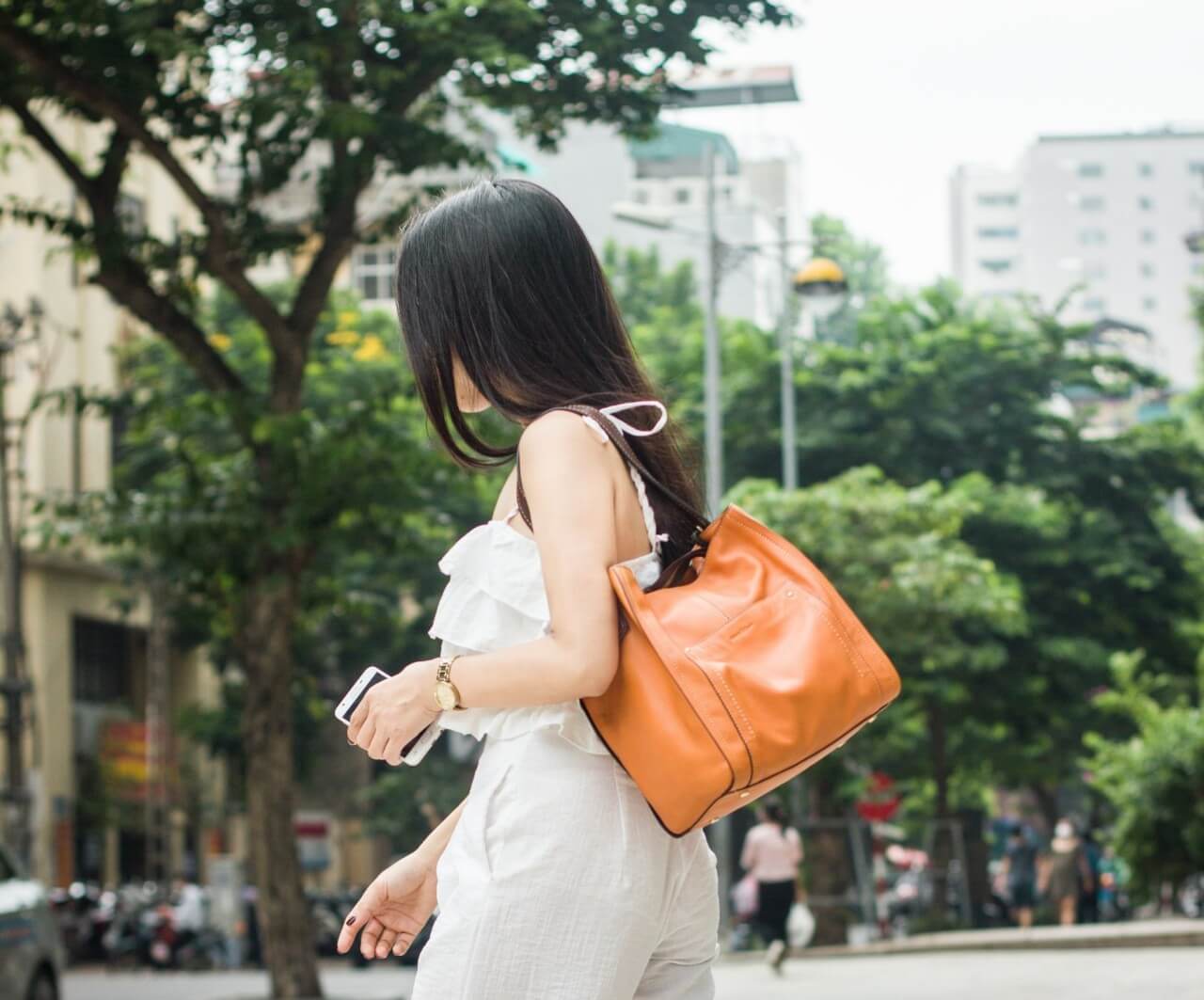 Nàng công sở lựa chọn túi xách nào cho những ngày mùa thu