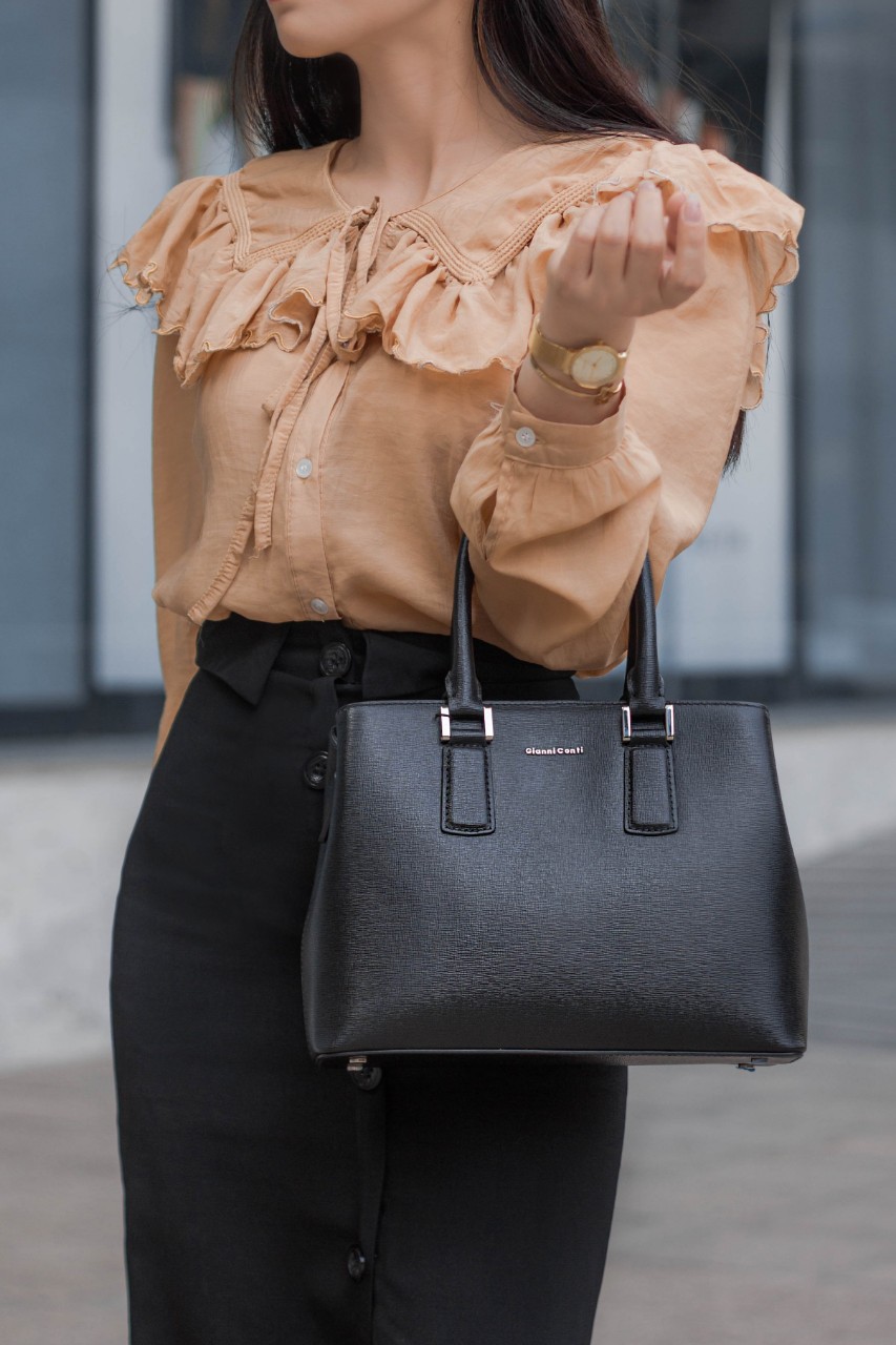 Phối đồ với túi xách công sở