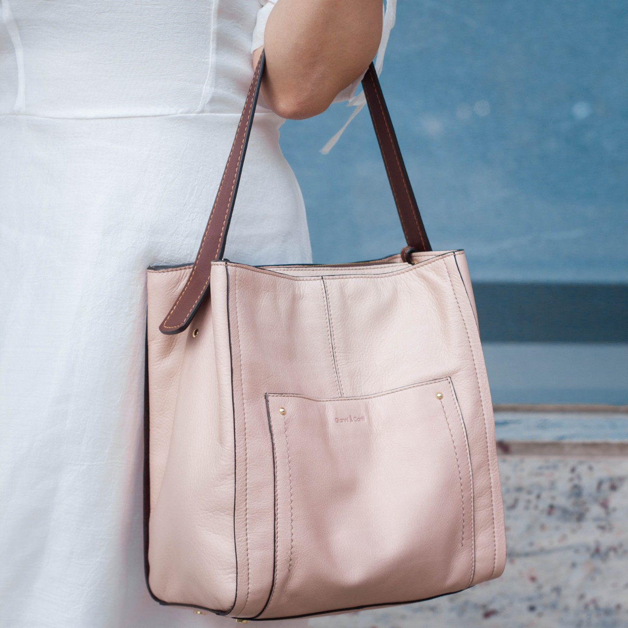 Túi xách nữ dáng mềm cho nàng thấp bé