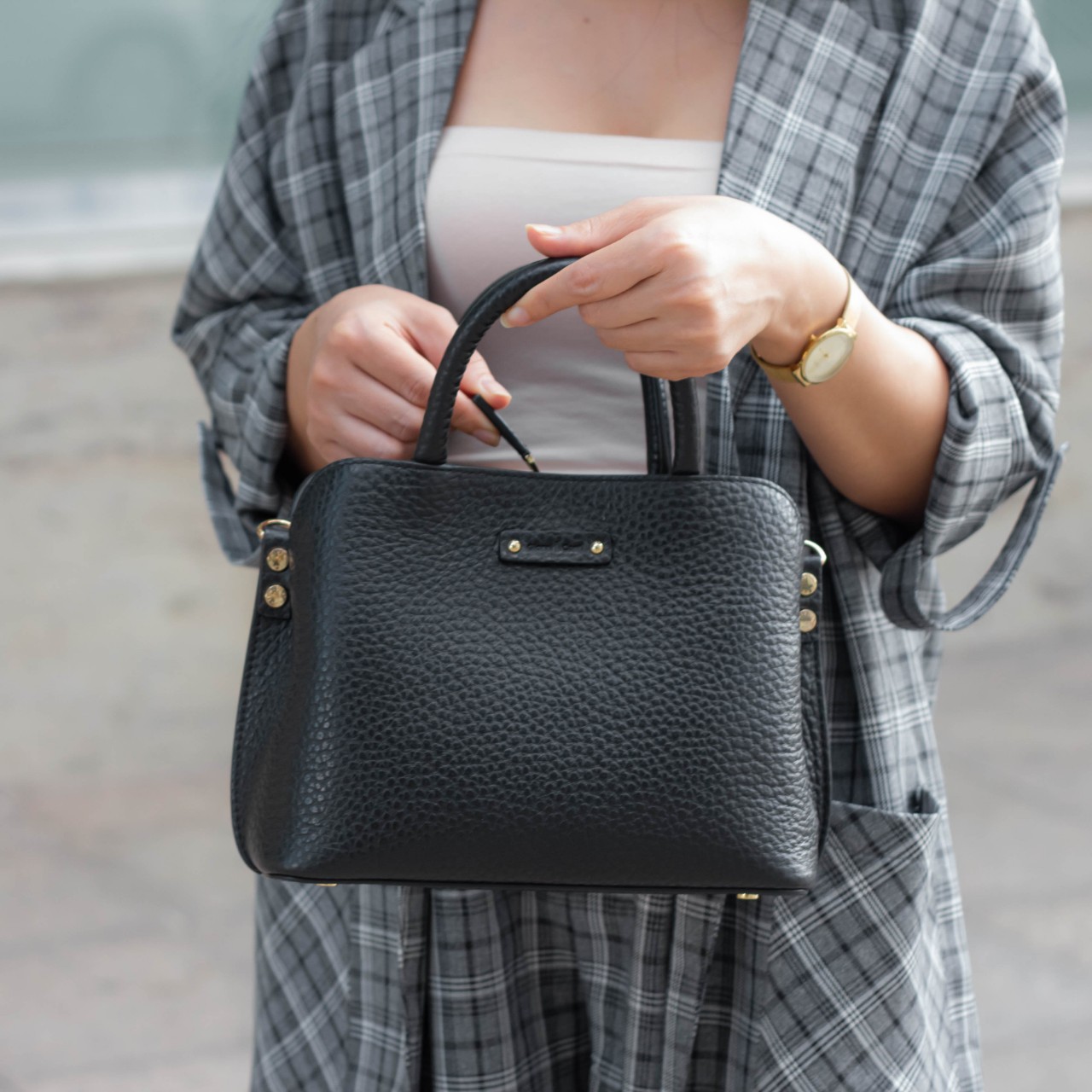 Túi xách nữ màu đen dáng vừa