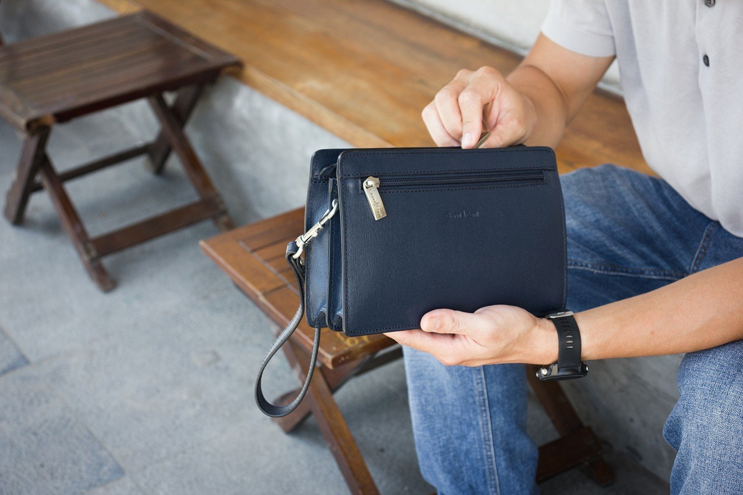 Nam giới có nên dùng ví cầm tay không?