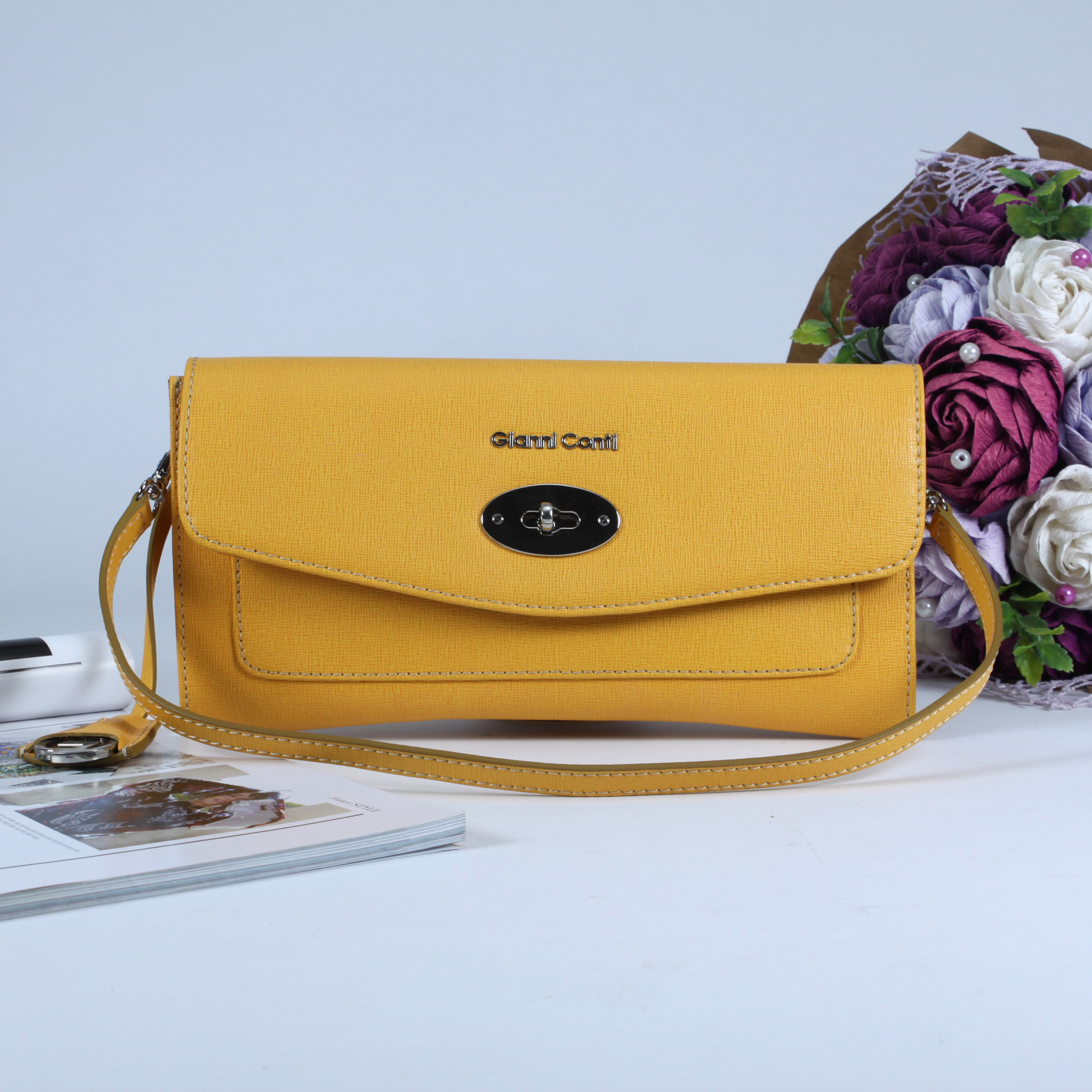 ví cầm tay nữ màu vàng