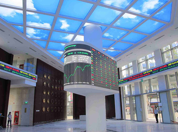 Vốn hóa HoSE tăng 690.000 tỷ đồng sau nửa đầu năm 2025