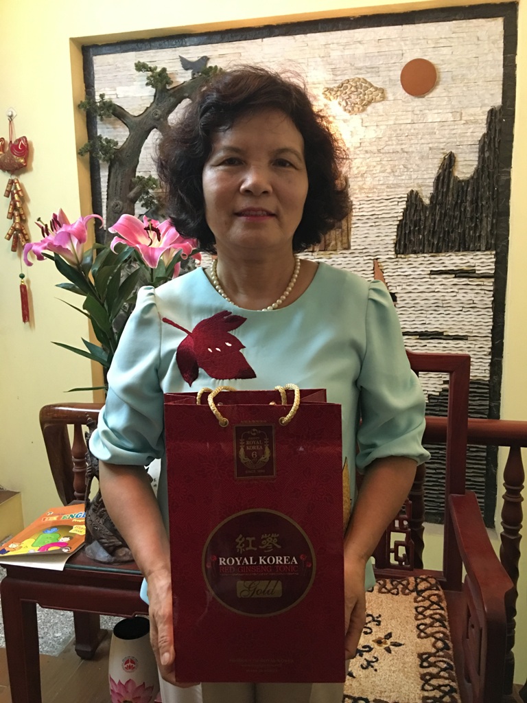 Cô Lê Thị Loan  nhận quà tri ân của Hồng sâm Royal Korea