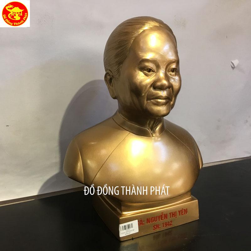 tượng chân dung bán thân cụ bà