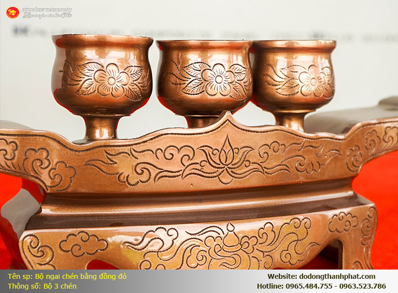 Từng đường nét hoa sen trên chén đồng đỏ được chạm khắc thủ công, tượng trưng cho sự thanh cao thoát tục và tấm lòng hiếu kính của con cháu