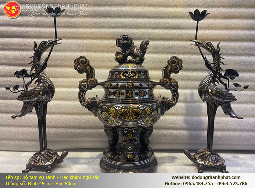 Sự cân đối giữa đỉnh đồng 45cm, hạc 50cm và chân nến 41cm trên ban thờ gia tiên