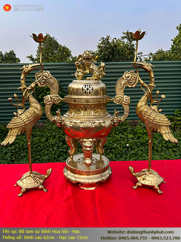Bộ tam sự hạc hoa sòi cao 62cm bài trí cân đối trên bàn thờ gia tiên kích thước lớn