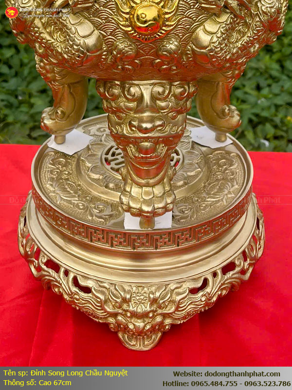 Chi tiết 3 chân Hổ Phù đúc liền khối và đế kê vững chãi của đỉnh đồng Song Long Chầu Nguyệt 67cm