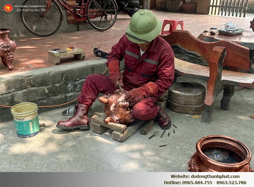 Nghệ nhân Thành Phát chạm khắc thủ công họa tiết hoa sòi trên bộ tam sự đồng đỏ mộc