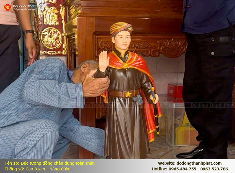 Gia đình bác khách miền Nam hạnh phúc đón pho tượng đồng chân dung Anh hùng LLVT về quê nhà Thái Thụy, Thái Bình