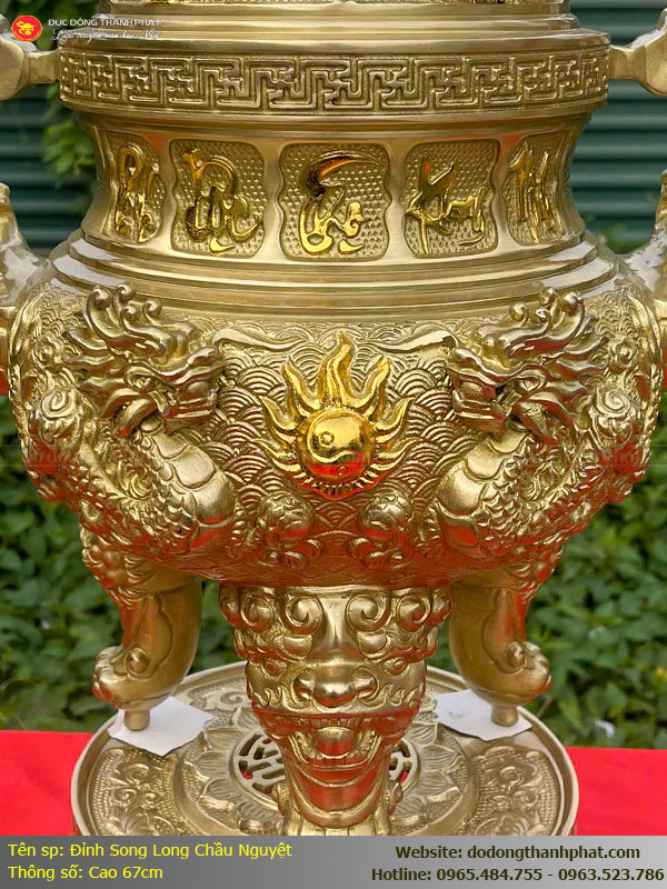 Cận cảnh bầu đỉnh đồng chạm nổi Song Long Chầu Nguyệt và 5 chữ vàng Phúc Lộc Thọ Khang Ninh tinh xảo