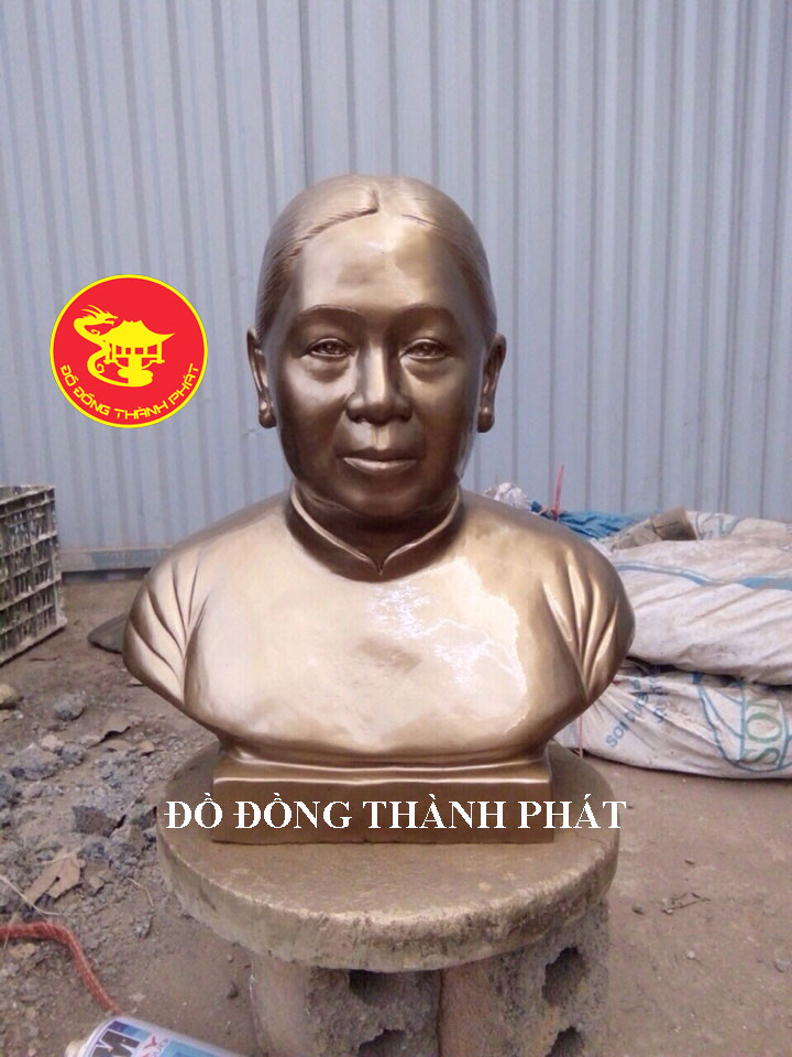 tượng chân dung cụ bà bằng đồng