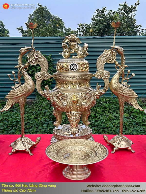 Sự kết hợp hoàn hảo giữa hạc 72cm và đỉnh 67cm tạo thế cân bằng cho bàn thờ đại