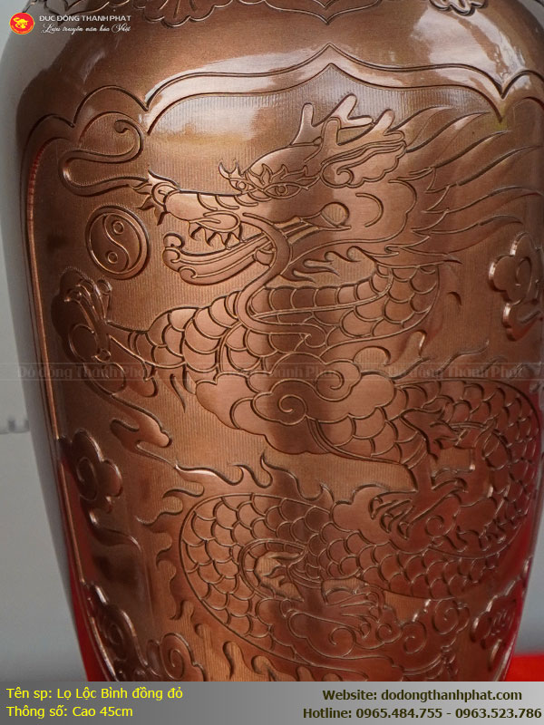 Họa tiết Rồng chạm thủ công tinh xảo trên lọ hoa bằng đồng đỏ Thành Phát
