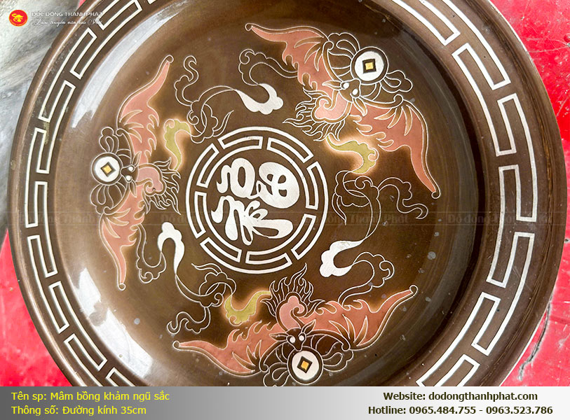 Họa tiết Tam Phúc Lâm Môn khảm bạc trắng tinh khiết rực rỡ trên mâm bồng đồng đỏ nồi hè